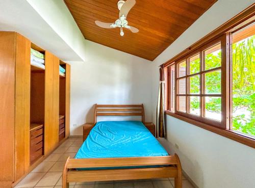 a bedroom with a bed and a ceiling fan at Casa com piscina em Riviera de Sao Lourenco SP in Riviera de São Lourenço
