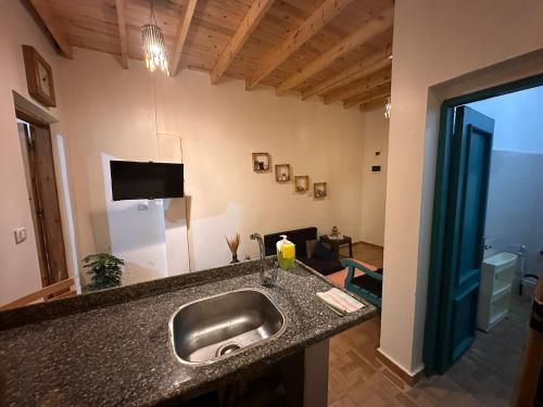 eine Küche mit einem Waschbecken und ein Wohnzimmer in der Unterkunft Tota house in dahab in Dahab