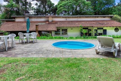 een patio met stoelen en een klein zwembad bij Refugio Na Serra, 5Qts Vista Mata Atlantica in Teresópolis