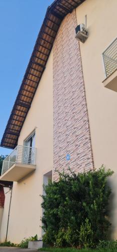 un edificio alto de ladrillo con balcón. en Valentina Ramos Pousada - Joinville-SC, en Joinville