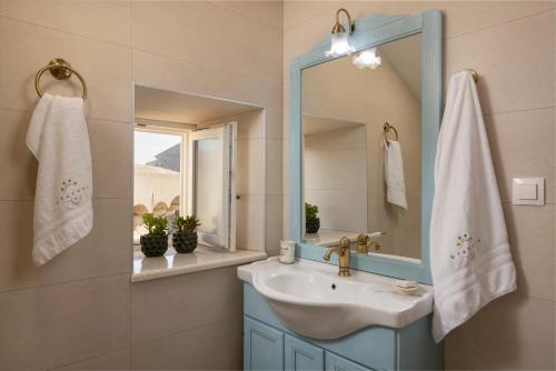 W łazience znajduje się umywalka i lustro. w obiekcie Stayeva 11 w Dubrowniku