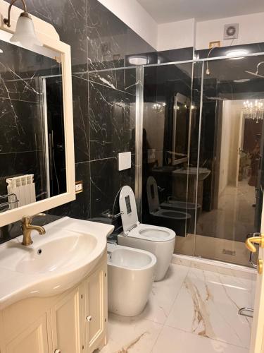 een badkamer met een toilet, een wastafel en een douche bij Casa comfort zone in Perugia