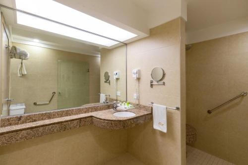 a bathroom with a sink and a mirror at Hotel Marbella in Mexico City