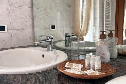 a bathroom counter with a sink and a mirror at Luxury Home Cabras Centro in Càbras