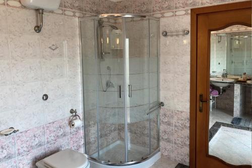 a bathroom with a shower with a toilet and a sink at Luxury Home Cabras Centro in Càbras