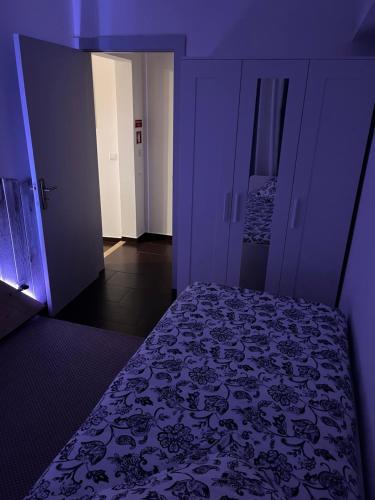 a bedroom with a bed in a purple room at Cantinho da Aldeia in Tomar