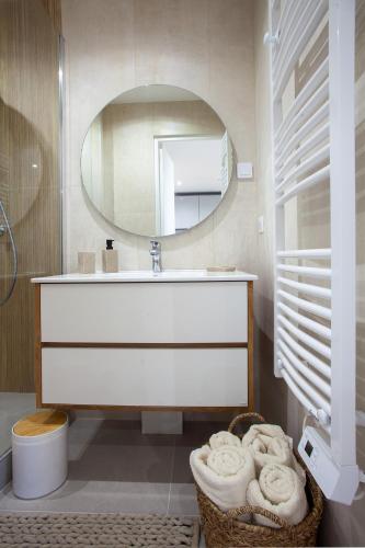 une salle de bain avec un lavabo et un miroir dans l'établissement Studio les pieds dans l'eau Argeles Sur Mer, à Argelès-sur-Mer