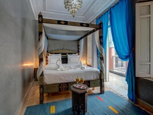 Postel nebo postele na pokoji v ubytování Riad Princesse Du Désert & Spa