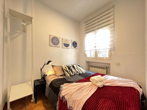 una camera da letto con un letto e una finestra di Encantador Piso Zamora Temporal a Madrid