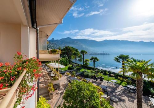 een balkon van een hotel met uitzicht op de oceaan bij JETTY Montreux in Montreux