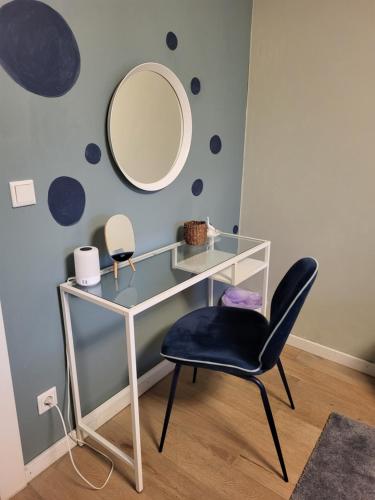a desk and a chair in a room with a mirror at Das Lupinchen in Neuss
