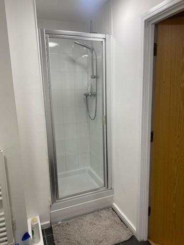 una doccia con porta in vetro in bagno di Eaglet 2 Bedroom Luxury Home near Etihad Staduim a Manchester
