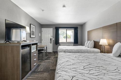 Habitación de hotel con 2 camas y TV en GreenTree Inn Prescott Valley en Prescott Valley