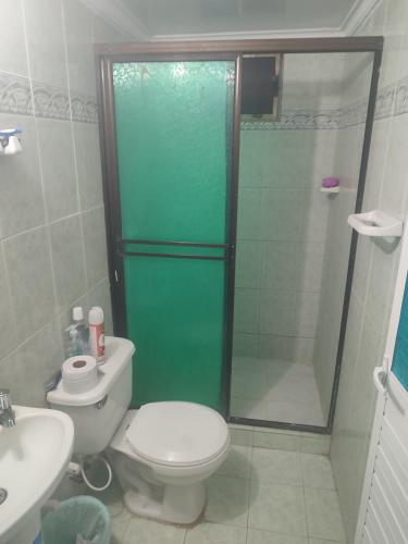 y baño con ducha, aseo y lavamanos. en Zaragocilla apartamento, en Cartagena de Indias