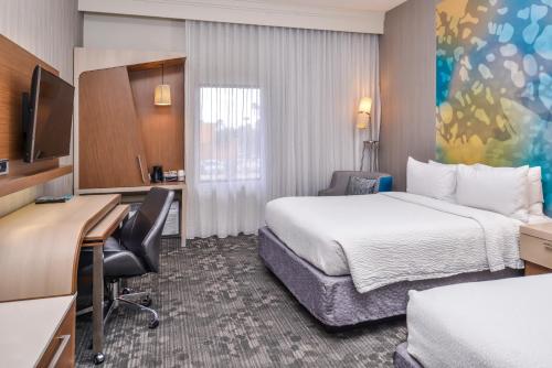 Una cama o camas en una habitación de Courtyard Palm Desert