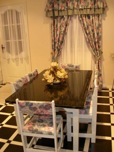a dining room with a table and two chairs at Moradia Familiar NovaVista - T3 in Madalena