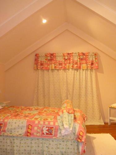 a bedroom with a bed and a window at Moradia Familiar NovaVista - T3 in Madalena