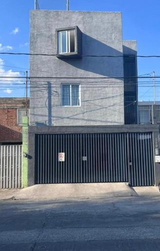 um edifício com um portão com uma janela em Departamentos Tucuran em Morelia