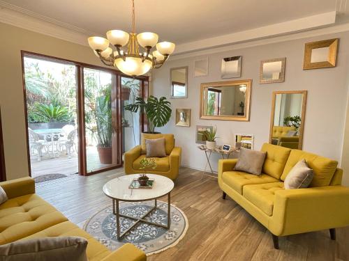Χώρος καθιστικού στο Luxurious Garden-Beach Home
