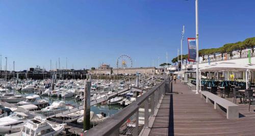 een jachthaven met veel boten in het water bij Best Western Hôtel Royan Océan in Royan