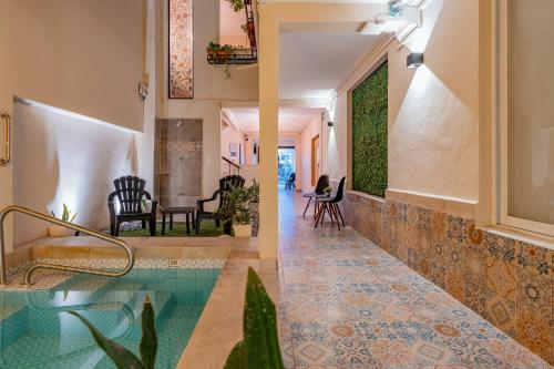 Casa con piscina y sala de estar en Hotel Brisas 5a AV, Playa del Carmen, en Playa del Carmen