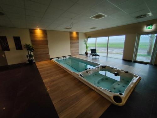 uma banheira de hidromassagem no meio de um quarto em B&B Hotel De Vrije Vogel em Elsloo