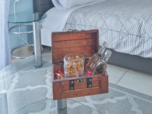 una caja de madera en una mesa junto a una cama en nice stay, en Tripolis