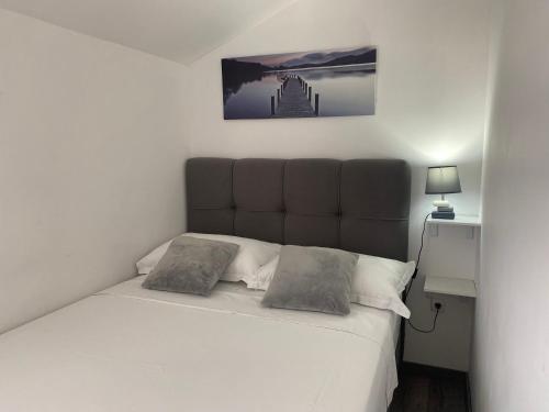 Ένα ή περισσότερα κρεβάτια σε δωμάτιο στο Apartmani Vera