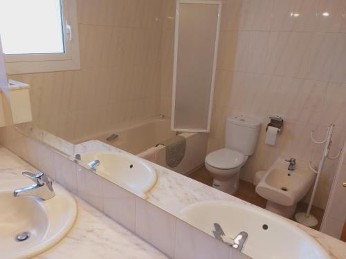 ein Badezimmer mit einem Waschbecken, einer Badewanne und einem WC in der Unterkunft Circ 42 in Santa Pau