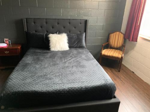 מיטה או מיטות בחדר ב-The Pines Motel