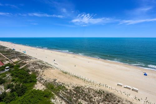 una vista aérea de una playa con un grupo de personas en Atlantis 302, en Ocean City