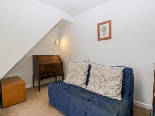 a living room with a blue couch and a table at Pippins in Bream