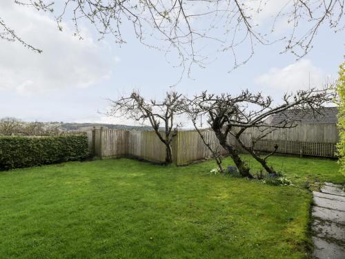 a yard with a fence and a tree at Pippins in Bream