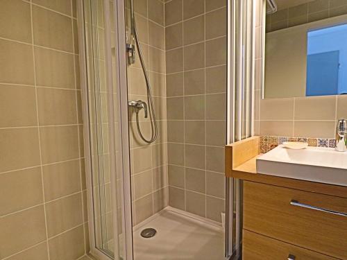 une salle de bain avec douche et lavabo dans l'établissement Appartement confortable 35m² avec terrasse et WIFI à Sète, 2 étoiles - FR-1-472A-163, à Sète