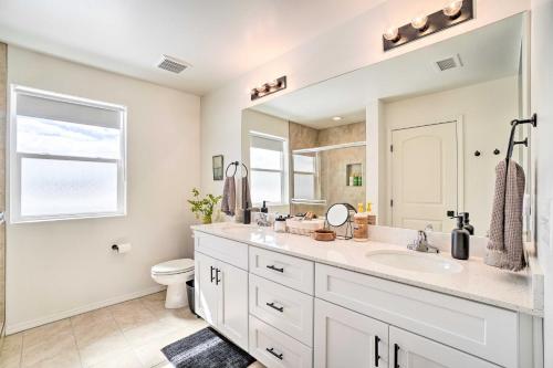 Η κουζίνα ή μικρή κουζίνα στο Flagstaff-Area Family Home with Hot Tub and Patio