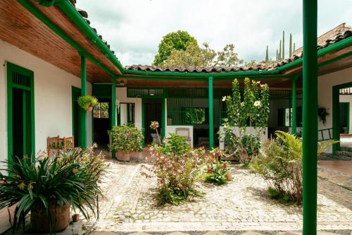 a courtyard of a house with plants at LUzArt in Jardin