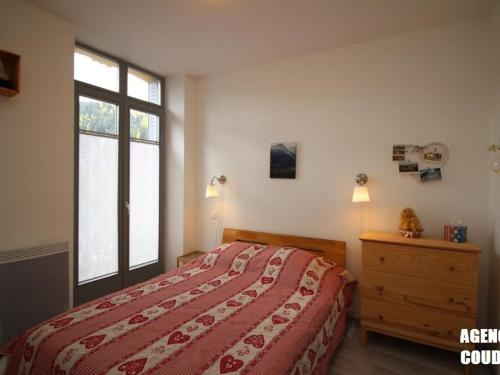 a bedroom with a bed and a dresser and a window at Charmant T3 en centre-ville - 2 chambres - 42m² - Balconnets - Résidence avec ascenseur - 4 pers. - FR-1-608-164 in La Bourboule