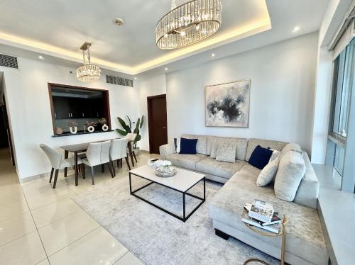 Predel za sedenje v nastanitvi NEW! Luxury 3bedroom with Spectacular Burj Views Downtown Dubai