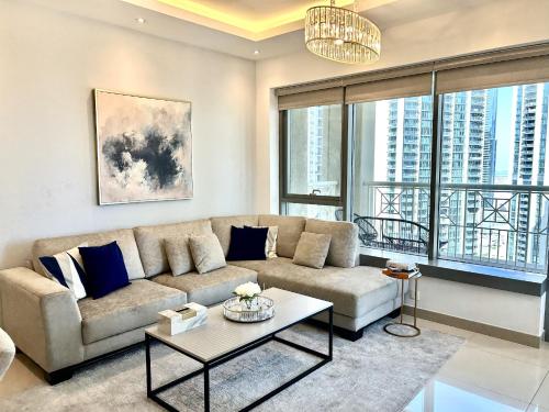 Зона вітальні в NEW! Luxury 3bedroom with Spectacular Burj Views Downtown Dubai