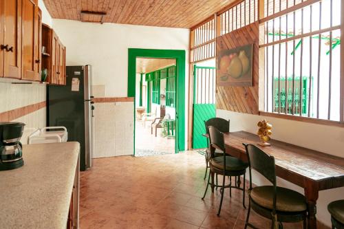 a kitchen with a table and chairs in a room at LUzArt in Jardin