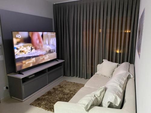 Телевизор и/или развлекательный центр в Apartamento próximo da Lucas