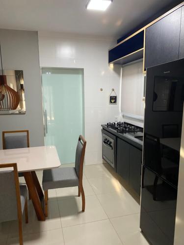 Кухня или мини-кухня в Apartamento próximo da Lucas
