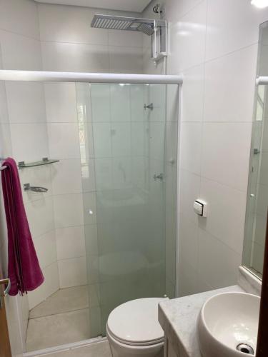 a bathroom with a shower with a toilet and a sink at Apartamento próximo da Lucas in Atibaia