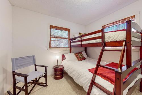 亨德森維爾的住宿－Brook Hollow，一间卧室配有两张双层床和椅子