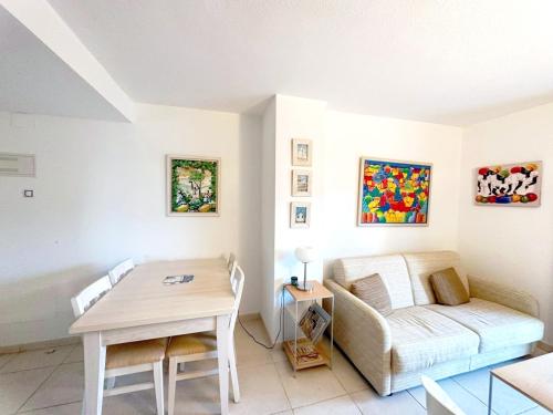 een woonkamer met een bank en een tafel bij Apartamento con terraza Edificio Tamarindo en Cala de Finestrat in Cala de Finestrat
