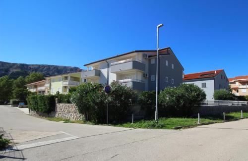 Zdjęcie z galerii obiektu Apartments with a parking space Baska, Krk - 18876 w Bašce