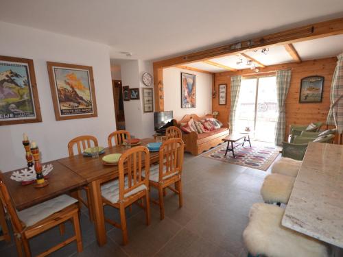 une salle à manger et un salon avec une table et des chaises dans l'établissement Appartement Centre Les Gets, Pied des Pistes, Belle Terrasse, 2 Ch, 1 Cabine, 6/8 Couchages - FR-1-623-99, aux Gets