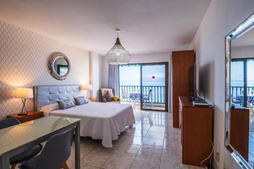 Habitación de hotel con cama y balcón en 201 - Studio with nice views to La Gomera en Santa Cruz de Tenerife