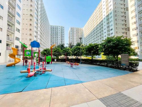 um parque infantil numa cidade com edifícios altos em Shore Residences Facing Pool em Manila