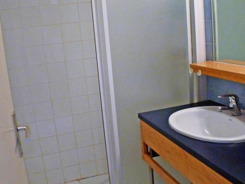 une salle de bain avec un lavabo et une douche dans l'établissement 2 pièces cabine lumineux, proche centre Samoëns, animaux acceptés, parking, balcon - FR-1-629-22, à Samoëns
